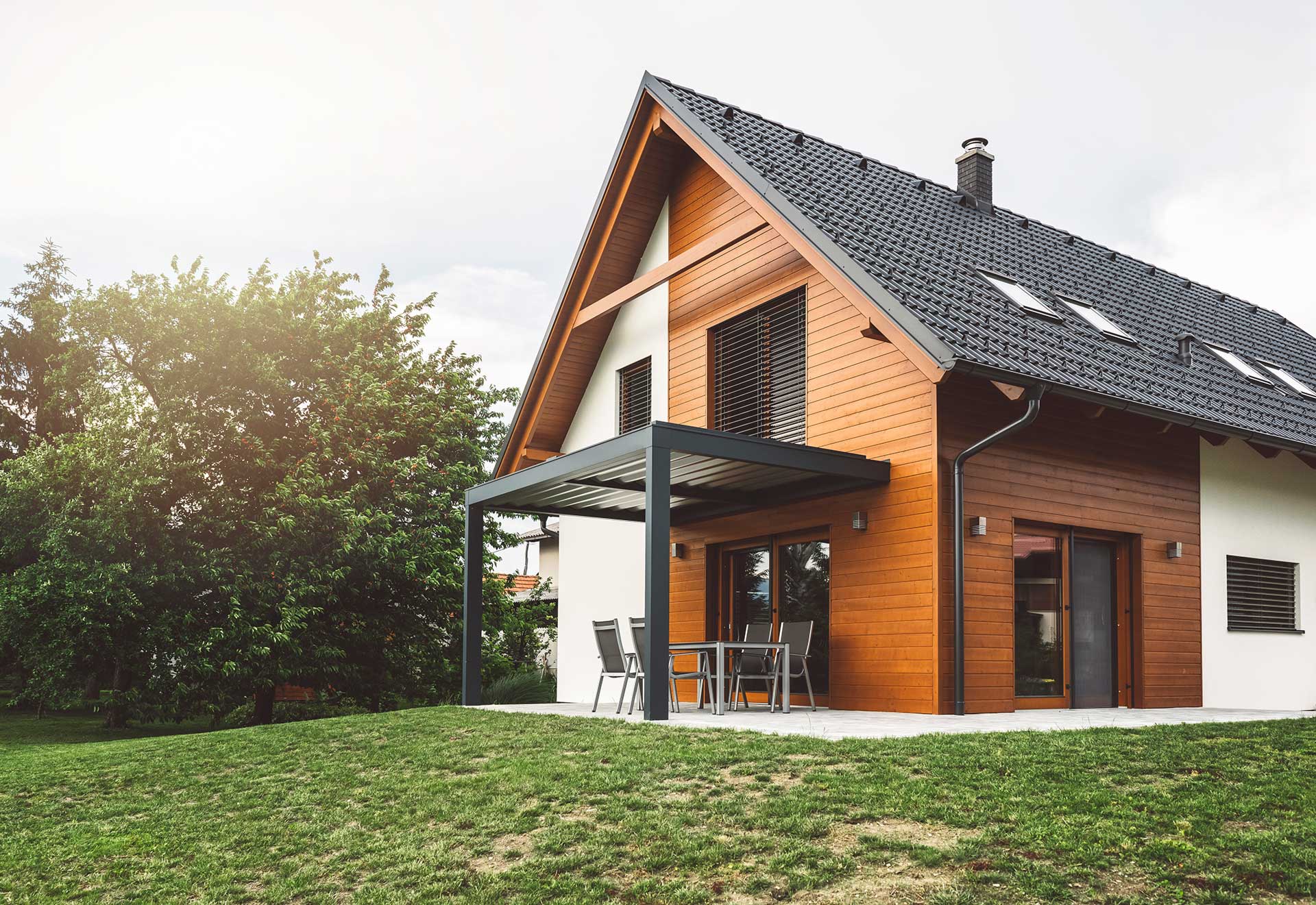 Sichern Sie den Werterhalt Ihrer Immobilie durch regelmäßige Pflege der Holzfassade Modernes Einfamilienhaus mit Teilholzfassade